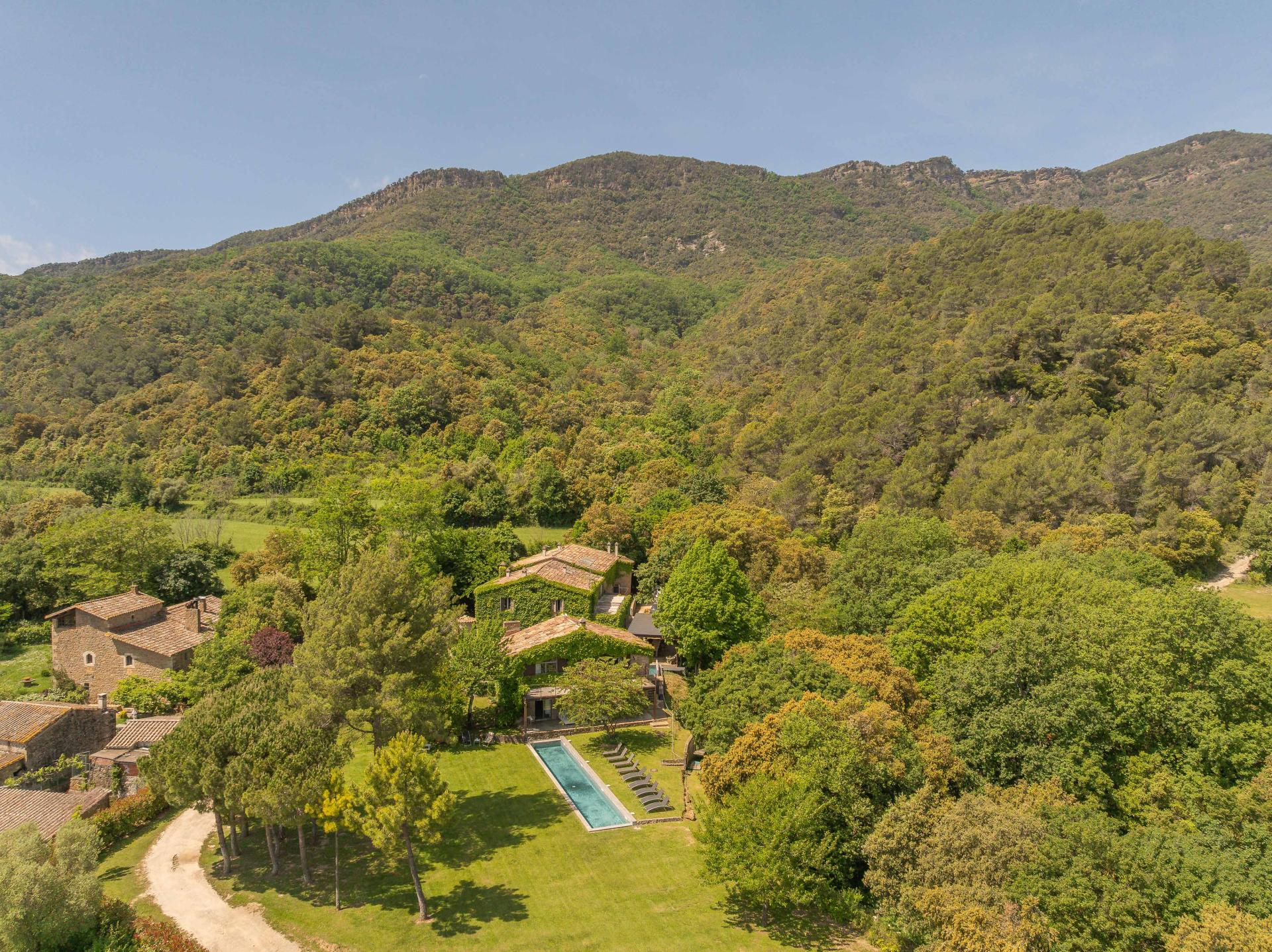 Vista aèria de Casa Dorotea entre boscos a Canet d'Adri