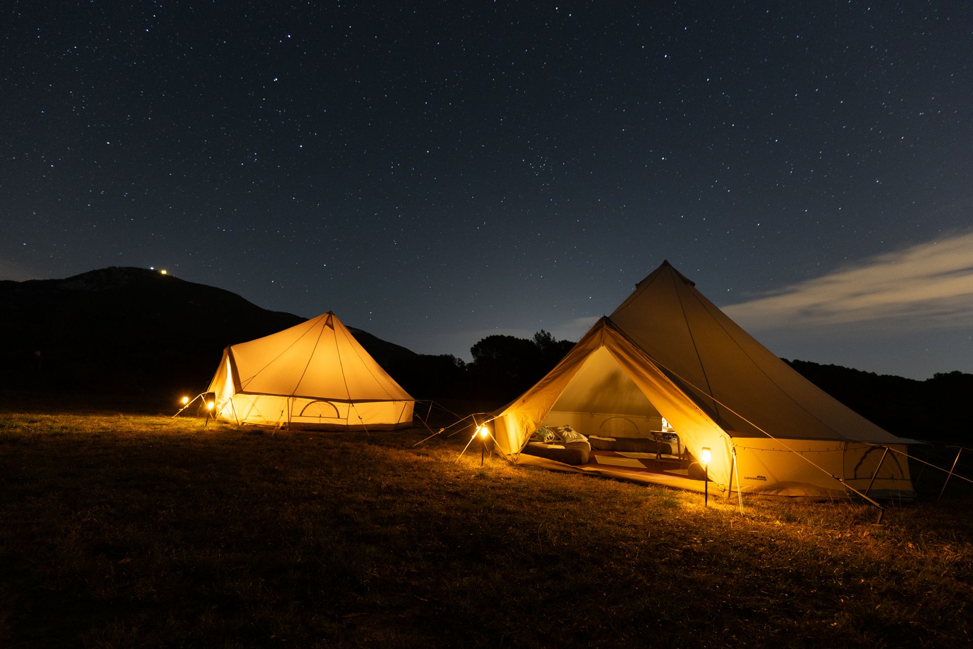 Tipis il·luminats de nit a la finca